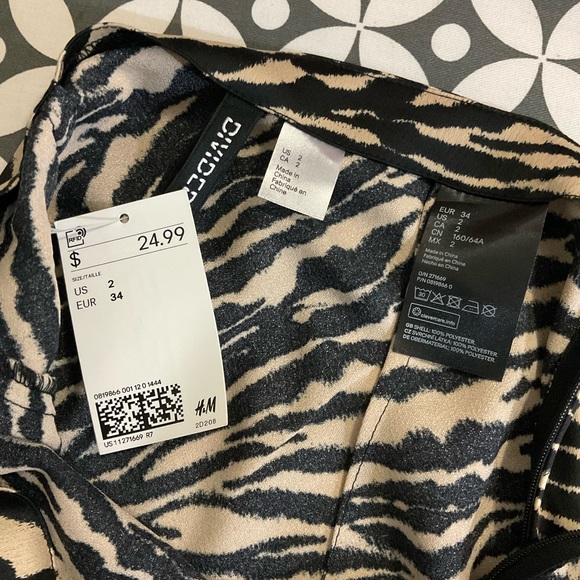 H&M NWT animal patterned skirt - Picture 3 of 3